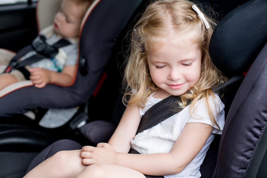 Autofahren mit (Klein-)Kindern: Ab wann sollten Kindersitz ...